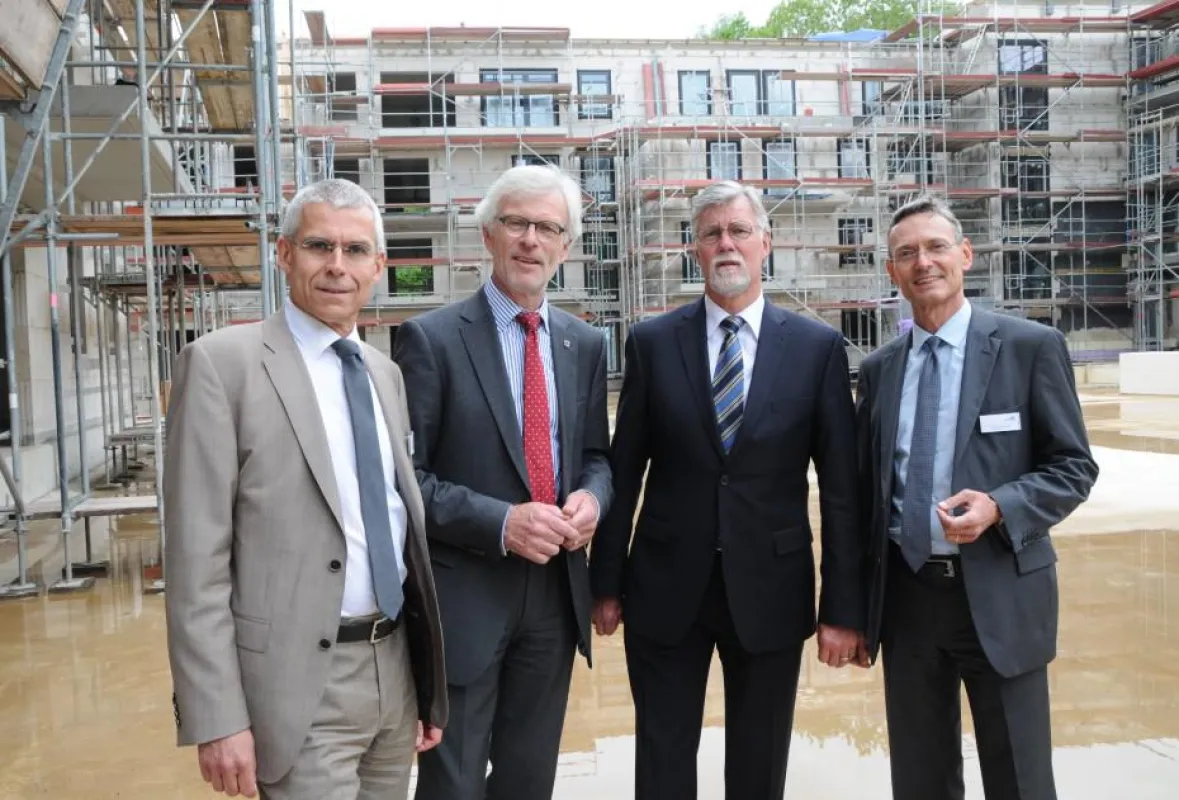 (v.l.n.r.) Dr. Uwe Heimbürge, Michael Sarach, Michael Voigt und Marcel Sonntag auf dem Richtfest.