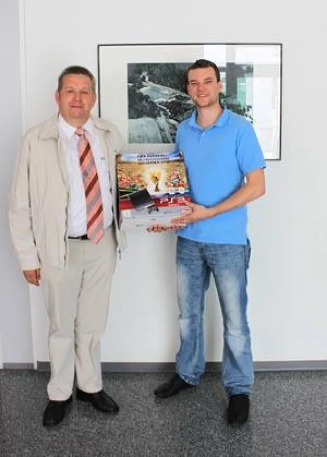 Günter Knab überreicht Marco Schöffel (rechts im Bild) seinen Gewinn: eine Sony PlayStation