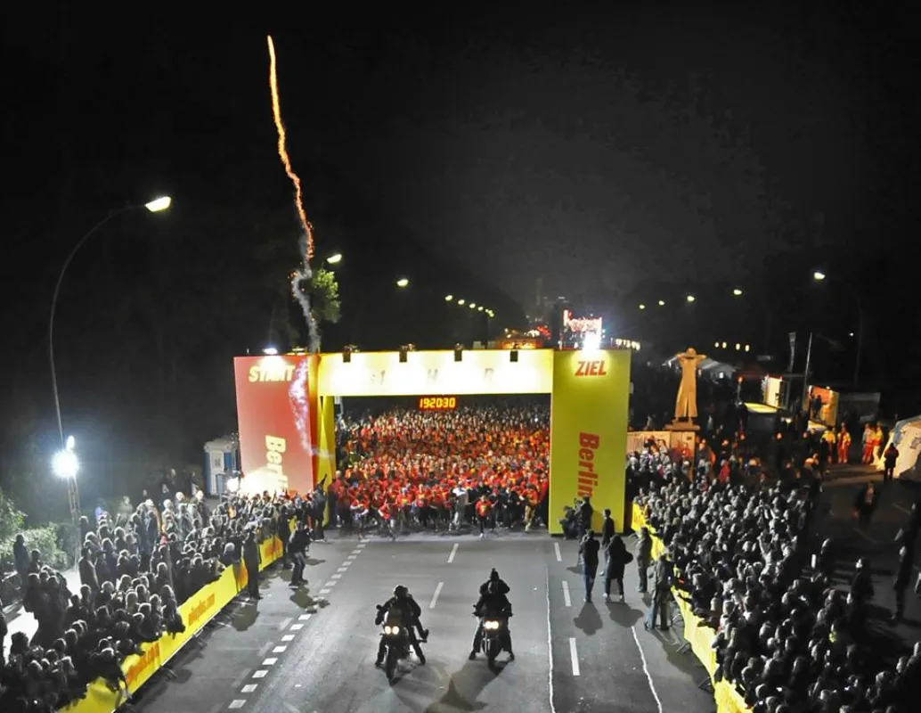 Startschuss beim 10km Nike+ Human Race Light-Run in Berlin