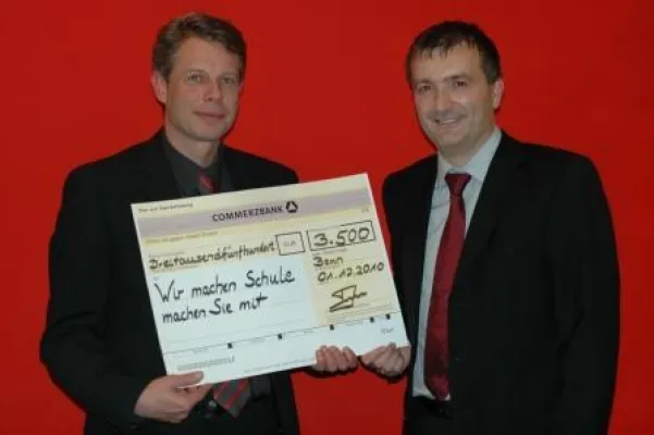 NEXT ID unterstützt die Aktion "Wir machen Schule. Machen Sie mit“ mit Weihnachtspende Bild: NEXT ID unterstützt die Aktion "Wir machen Schule. Machen Sie mit“ mit Weihnachtspende