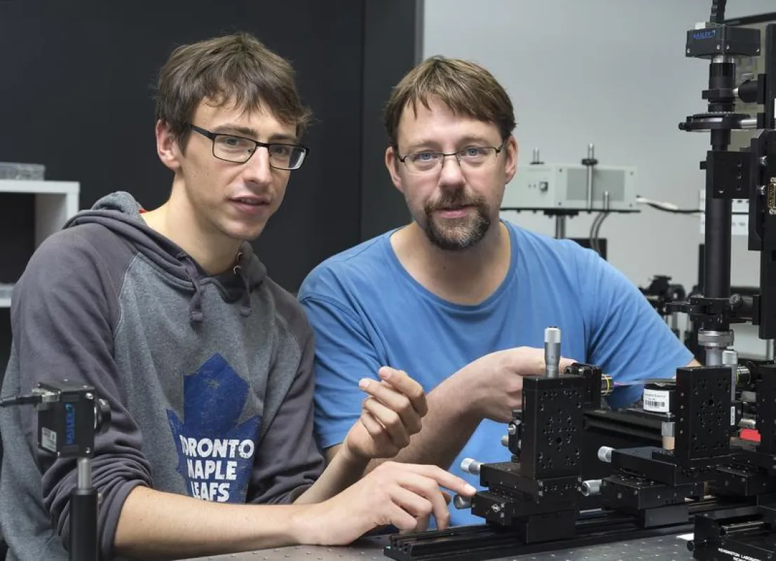 Doktorand Lukas Maczewsky  (li) und Professor Alexander Szameit  forschen an dem zukunftsträchtigen Thema „Entwicklung von optischen Computer-Chips“ für Quanten-Computer. ( Foto: Universität Rostock/E