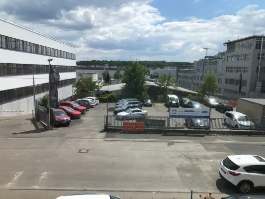 Versteigerung des Autohaus Schöfflers in Stuttgart-Zuffenhausen Bild: Versteigerung des Autohaus Schöfflers in Stuttgart-Zuffenhausen