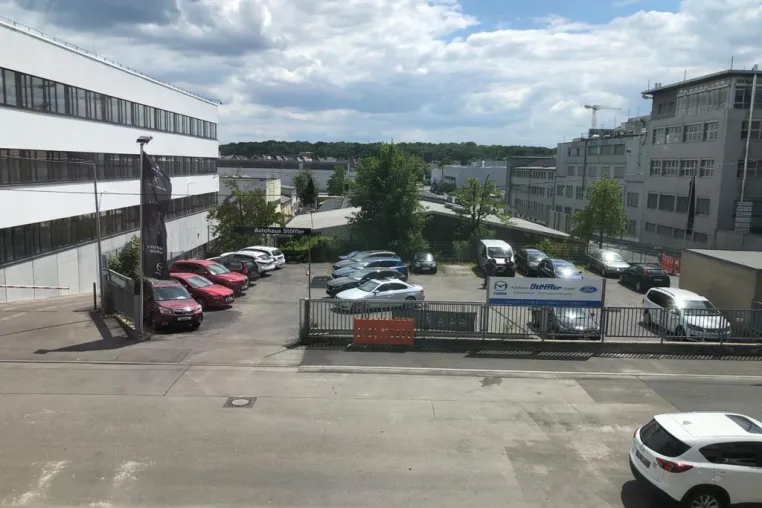 Versteigerung des Autohaus Schöfflers in Stuttgart-Zuffenhausen Bild: Versteigerung des Autohaus Schöfflers in Stuttgart-Zuffenhausen
