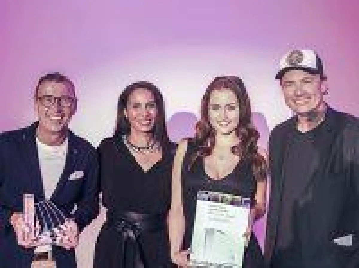 (v.l.n.r.) CCO Martin Bruss (Regie/Schnitt), Sara Chinbuah und Hostess (WorldMediaFestival), Christof Wahl (DOP)