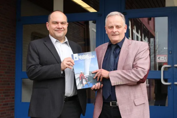 Bild: Nachhaltigkeit in Lehrplan integrieren: Mediengruppe macondo stiftet UN Publikation für die Friedenssschule