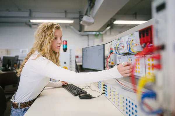 Bild: Girls’ Day an der HTW Berlin: Spionagecamp, Windräder bauen, KI kennenlernen und Webseiten erstellen