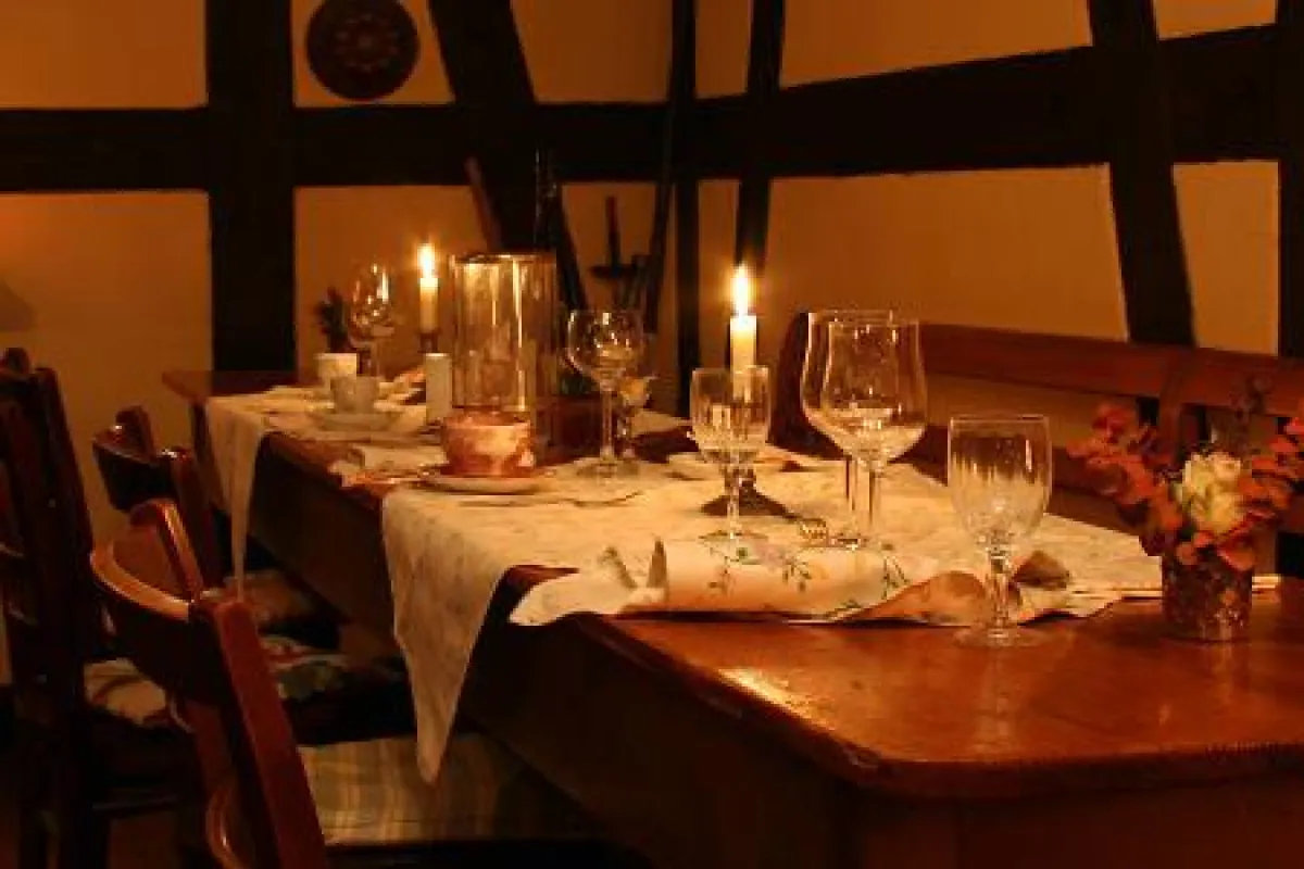 BU: Restaurant Pinienhof in Frankfurt Sachsenhausen: Nach der Tafelrunde