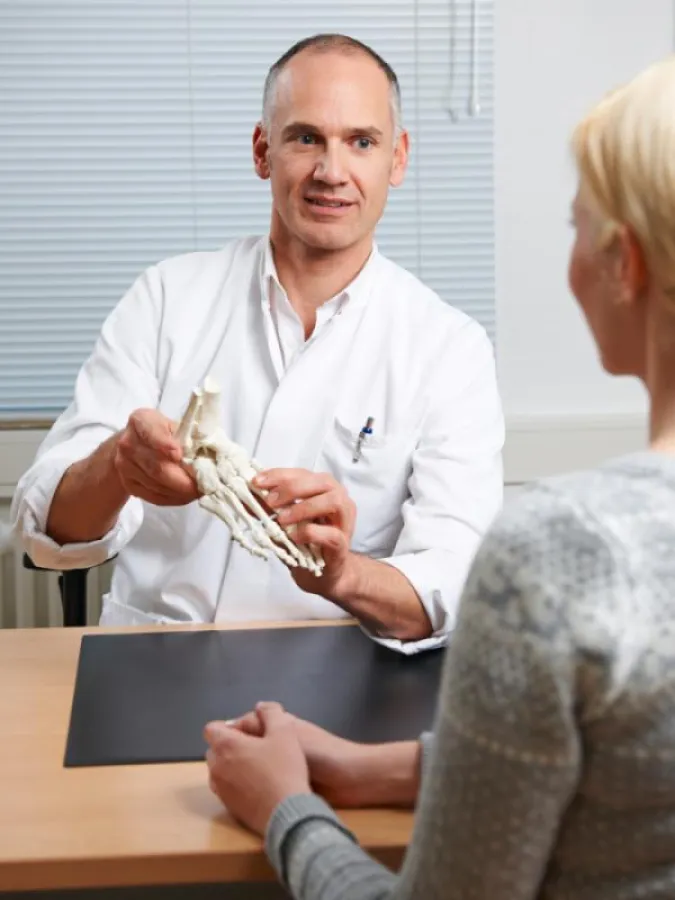 Dr. Axel Steinseifer im Gespräch mit einer Patientin