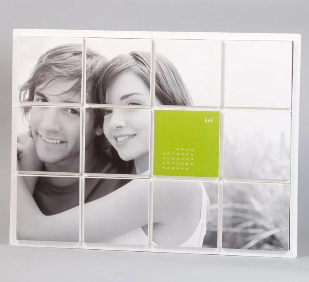 Der Mosaik-Fotokalender besteht aus 12 großen Fotoboxen die in eine Art Setzkasten gesteckt werden.  Auf der Vorderseite ist das Foto, auf der Rückseite der Kalender. Ein emotionales Foto mit Logo eig