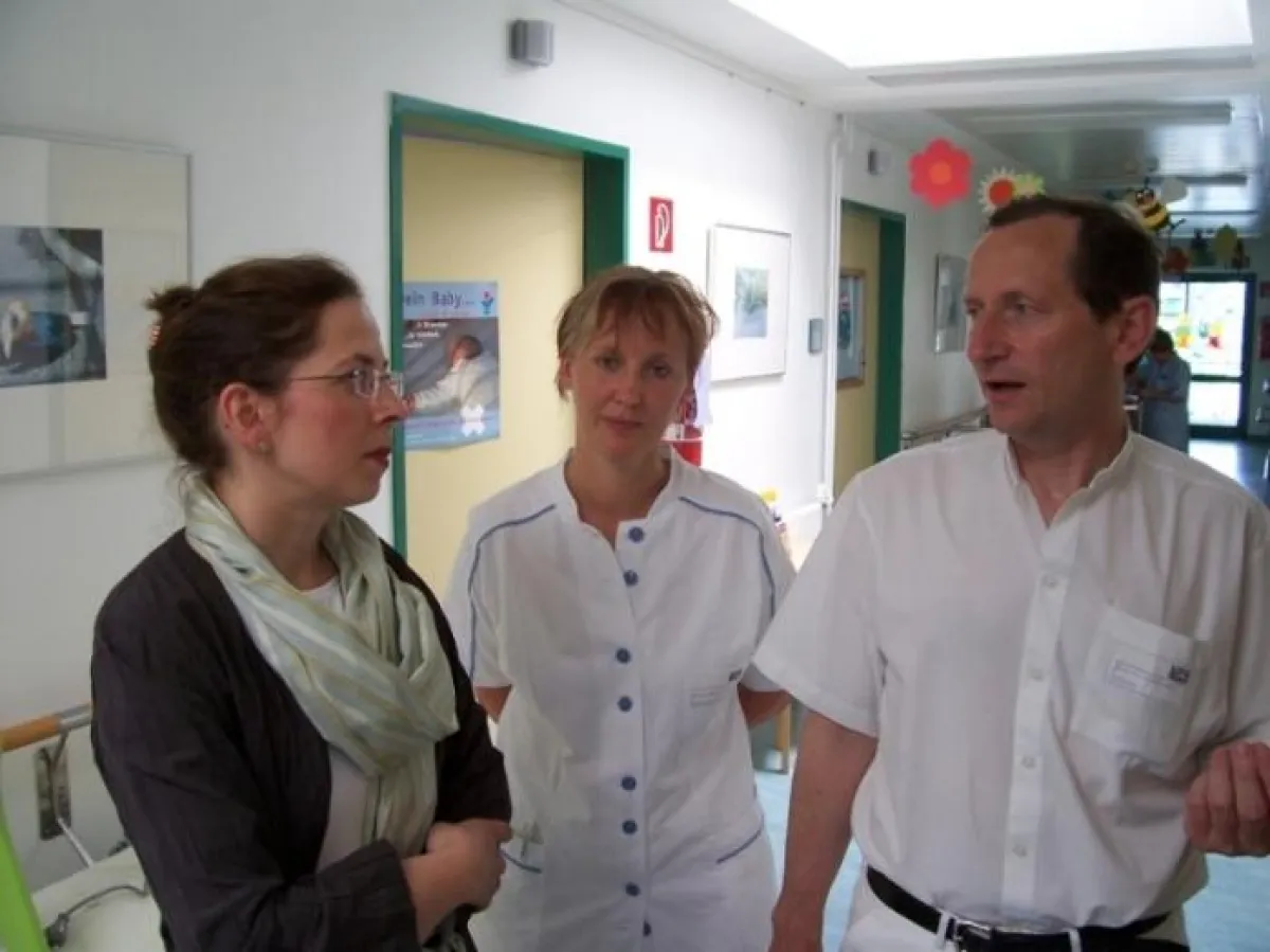 Susanne Hertzer, TK, und Prof. Dr. Michael Radke, Chefarzt der Kinderklinik auf der Kinderstation des Klinikums Ernst von Bergmann. Potsdam