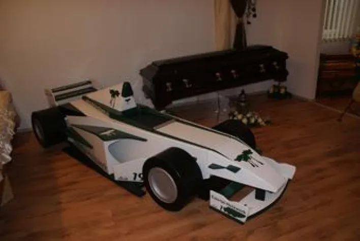 Bild: Auch der Tod ist nicht mehr das, was er mal war. Gestatten, Bestatter: Hier liegen Sie richtig