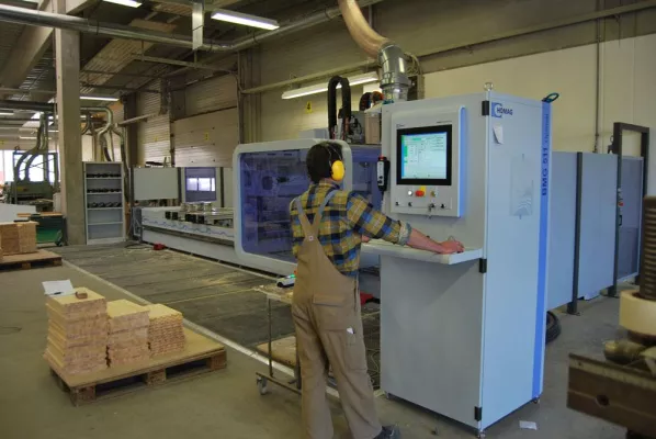 Bild: Holzgerätefertigung im 21. Jahrhundert - Neuer CNC-Automat bei Erhard Sport in Aktion