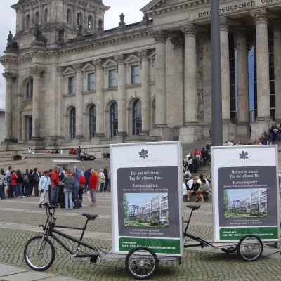 Bild: Neue Wohnanlage „Kastaniengärten“ im Herzen Berlins – Werbekampagne mit mobilen Werbeflächen von Poster4City