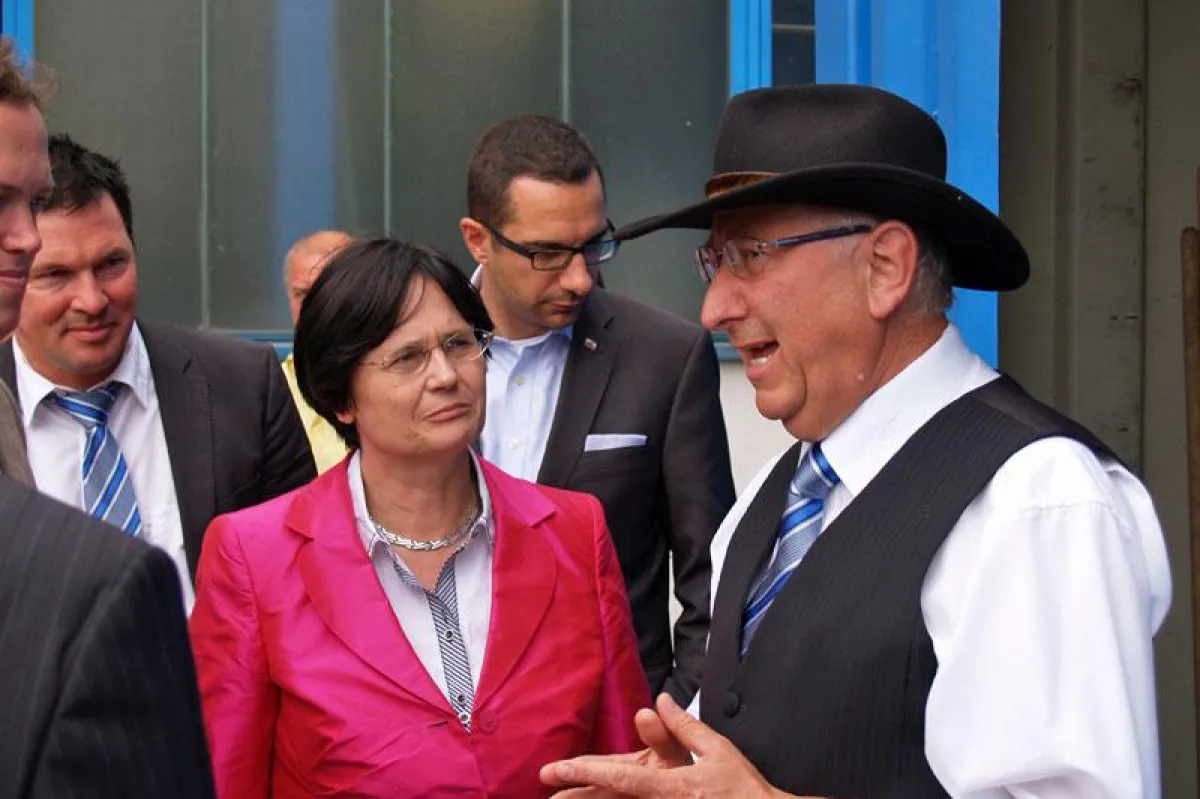 Christine Lieberknecht (li) lauscht der Geschichte Paulus Nettelnstoths