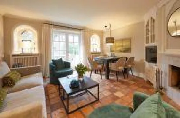 Bild: Herbsturlaub mit Kaminfeuer auf Sylt: Hansenhoog präsentiert in Kampen renovierte Apartments unter Reet