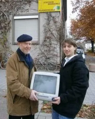Bild: CompuRama Radolfzell um Apple iMac reicher – Spende von Nicos EDV- und Multimedia-Dienst Stockach