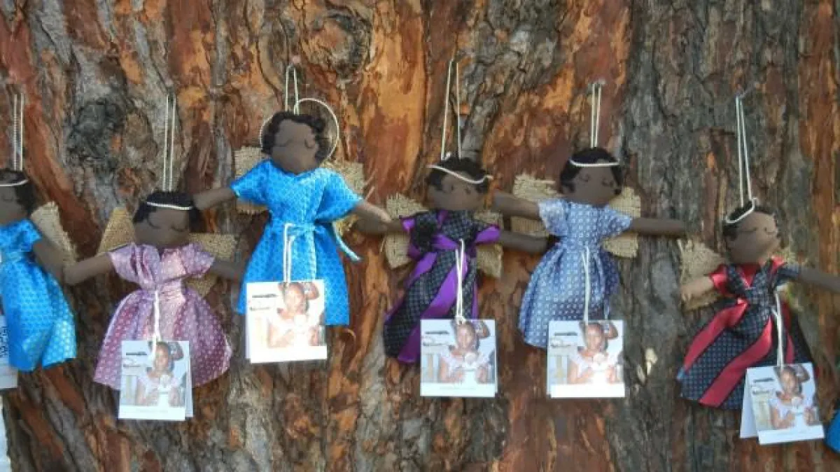 Aus Krawatten handgenähte Puppen