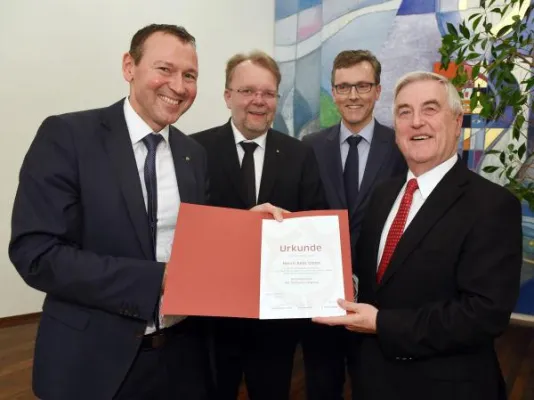 Bild: Alois Gohm mit dem Ehrenzeichen der Stiftung Liebenau ausgezeichnet