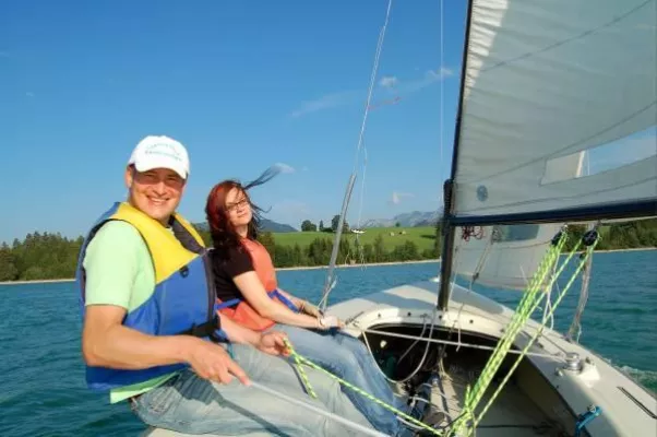 Bild: Neue Kurse am Forggensee: Segelnd Englisch lernen