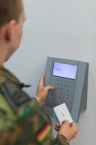 Bundeswehr bucht ihre Arbeitszeiten mit Systemen von primion Bild: Bundeswehr bucht ihre Arbeitszeiten mit Systemen von primion