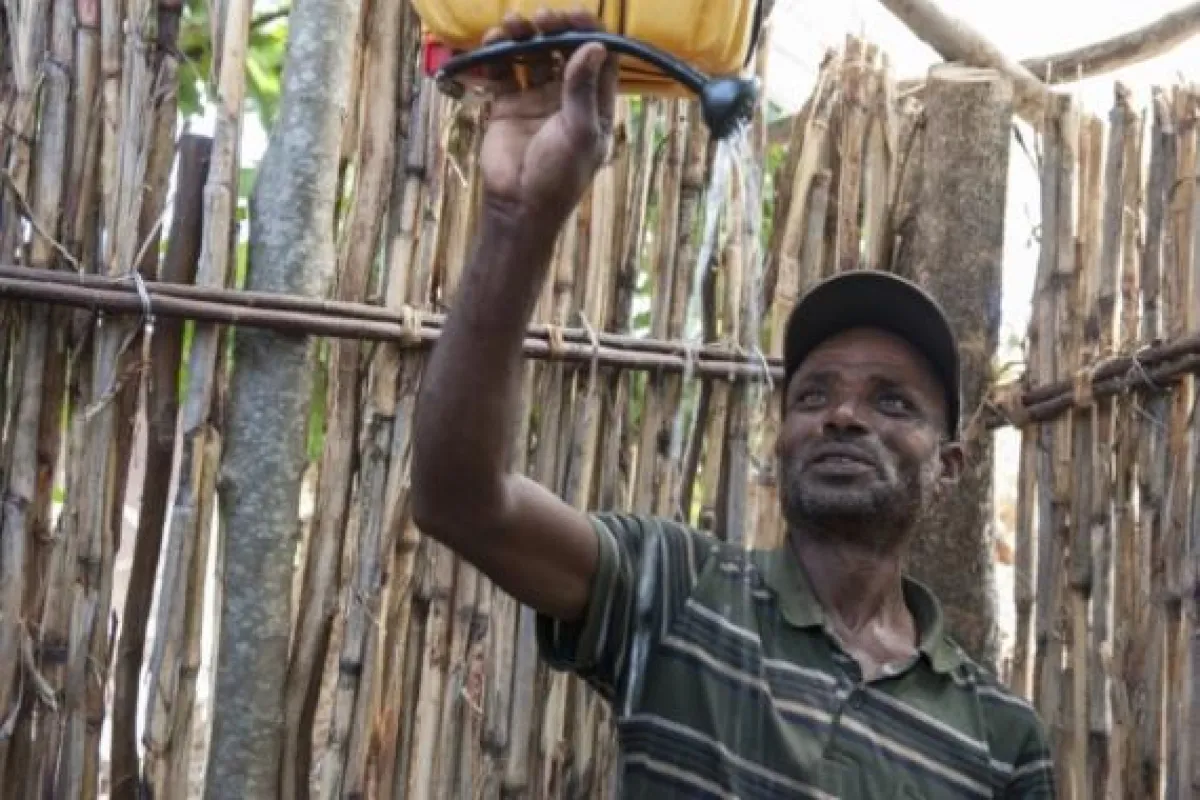 Aus einem Kanister wird eine Dusche