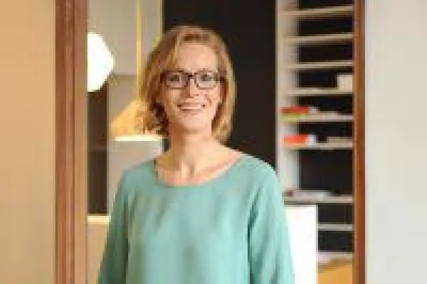 Bild: Der Schreibtisch-Frühjahrsputz schafft Klarheit im Kopf und wirkt wie eine frische Brise für die Motivation