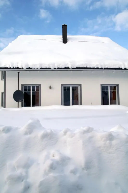 Wer nicht alle paar Jahre den geänderten Vorschriften hinterher jagen will, entscheidet sich beim Bau des Hauses am besten von Anfang an für die massive Ziegelbauweise. Bild: tdx/Mein Ziegelhaus