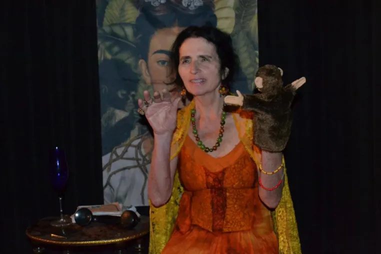 Beate Sarrazin inszeniert "Hommage an Frida Kahlo". Am 13.10.2017 im Theater Anderswo Bild: Beate Sarrazin inszeniert "Hommage an Frida Kahlo". Am 13.10.2017 im Theater Anderswo