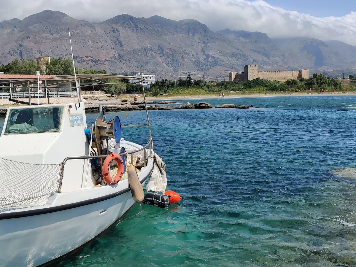 Von kleinen Hafen ein Blick auf das Kastell (© klaus )