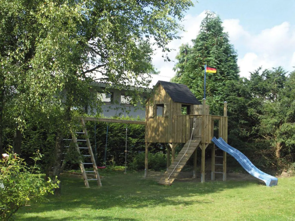 Mit der ausführlichen Aufbauanleitung von GAH-Alberts gelingt der Bau des Holz-Spielturms.