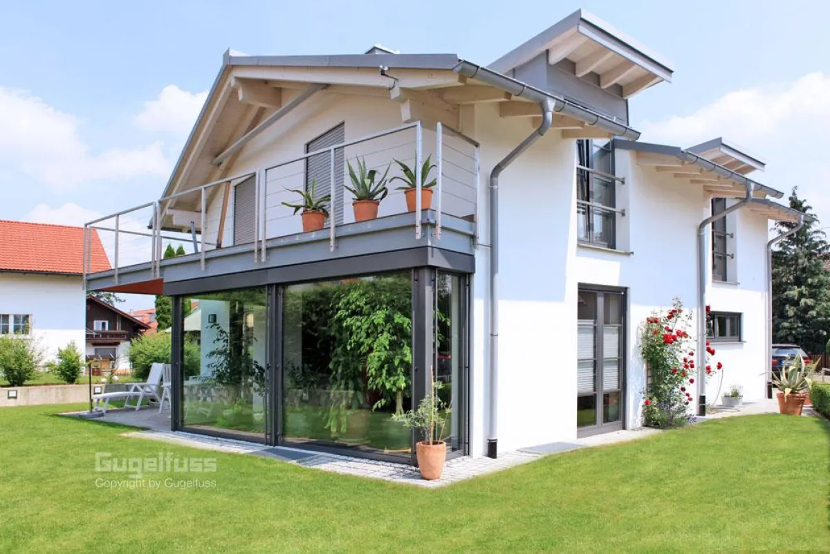 Fenster und Türen aus Holz können auch in deckenden Farben gewählt werden, zum Beipsiel in Grau. Bild: tdx/Gugelfuss