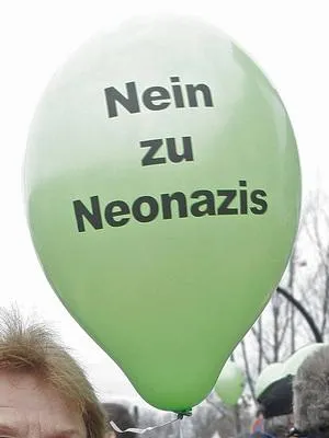 Wahlkampf in Sachsen - NPD-Mann schlägt zu Bild: Wahlkampf in Sachsen - NPD-Mann schlägt zu