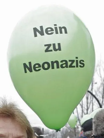 Bild: Wahlkampf in Sachsen - NPD-Mann schlägt zu