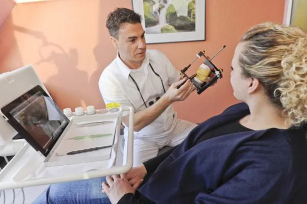 Bild: Zahnarzt hilft auch bei Rückenschmerzen