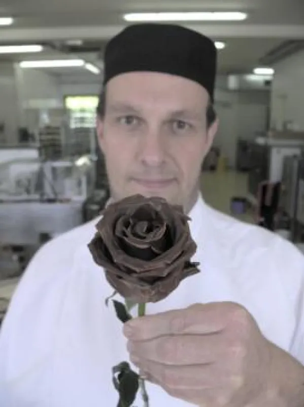 Eine echte Rose mit hochwertiger Schokolade überzogen - exklusiver Genuss