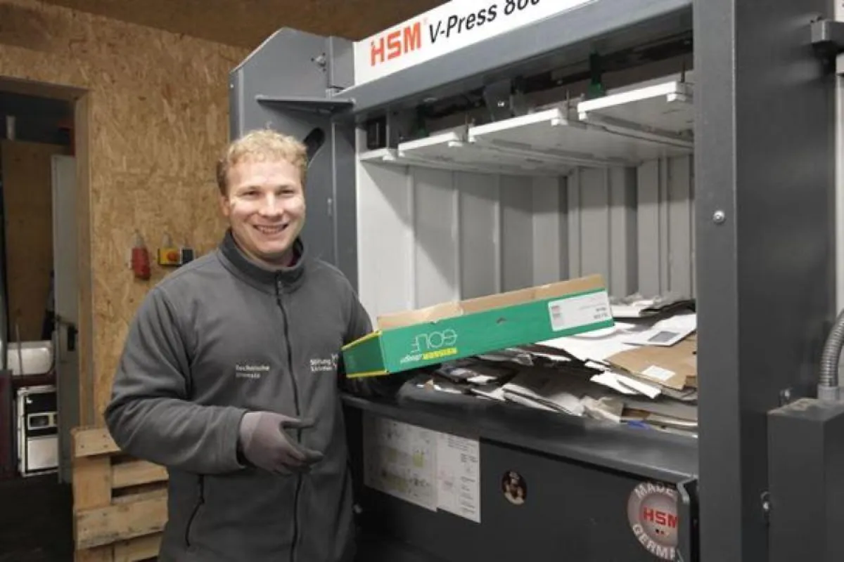 An der Papierpresse kennt sich Mathias Müller bestens aus.