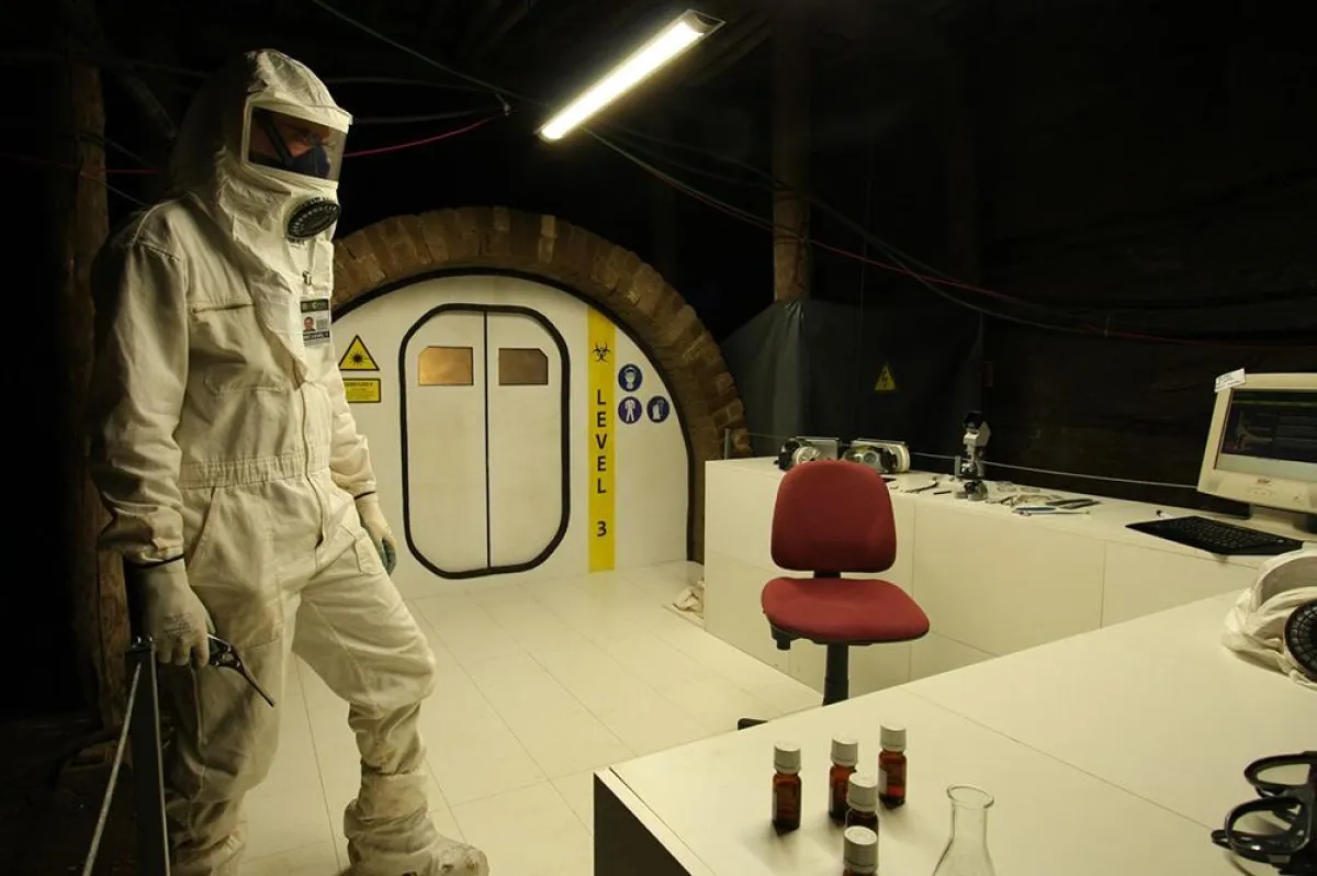 Willkommen im geheimen Forschungslabor, echte 300 Meter unter der Erde.