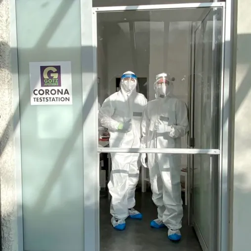 Bild: Confidentia Trading GmbH spendet an Götz Apotheke 2.000 Stück FFP2 Masken