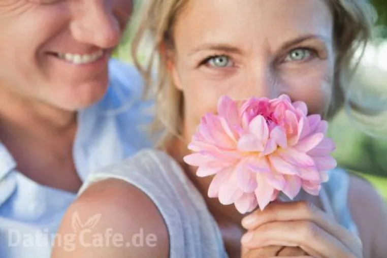 Bild: Frühlingsgefühle im Anmarsch: Singles sehnen sich nach Sonne und grünender Natur
