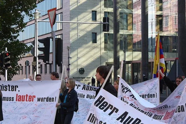 Bild: Steinmeiers Außenpolitik muss lauter werden - Tibet Initiative Deutschland übergibt 8500 Unterschriften