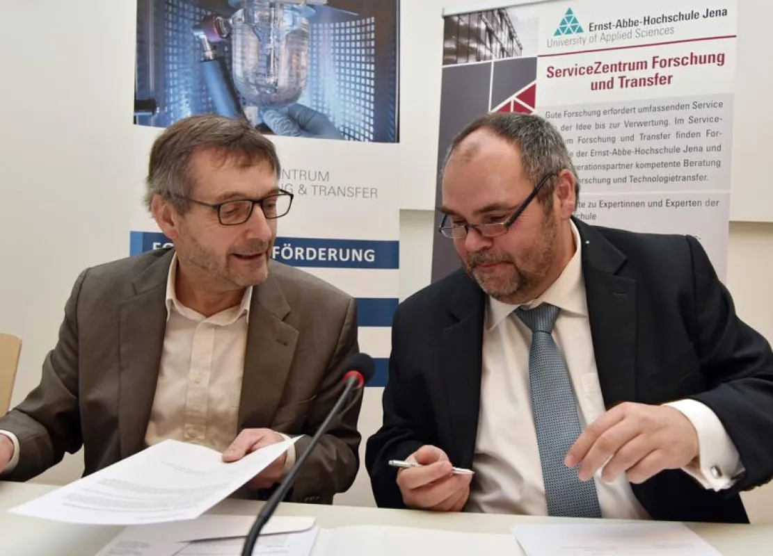 FSU-Präsident Prof. Dr. Walter Rosenthal (l.) und EAH-Rektor Prof. Dr. Steffen Teichert unterzeichnen den Kooperationsvertrag zum „Nucleus Jena. Ein Paradies für Innovationen