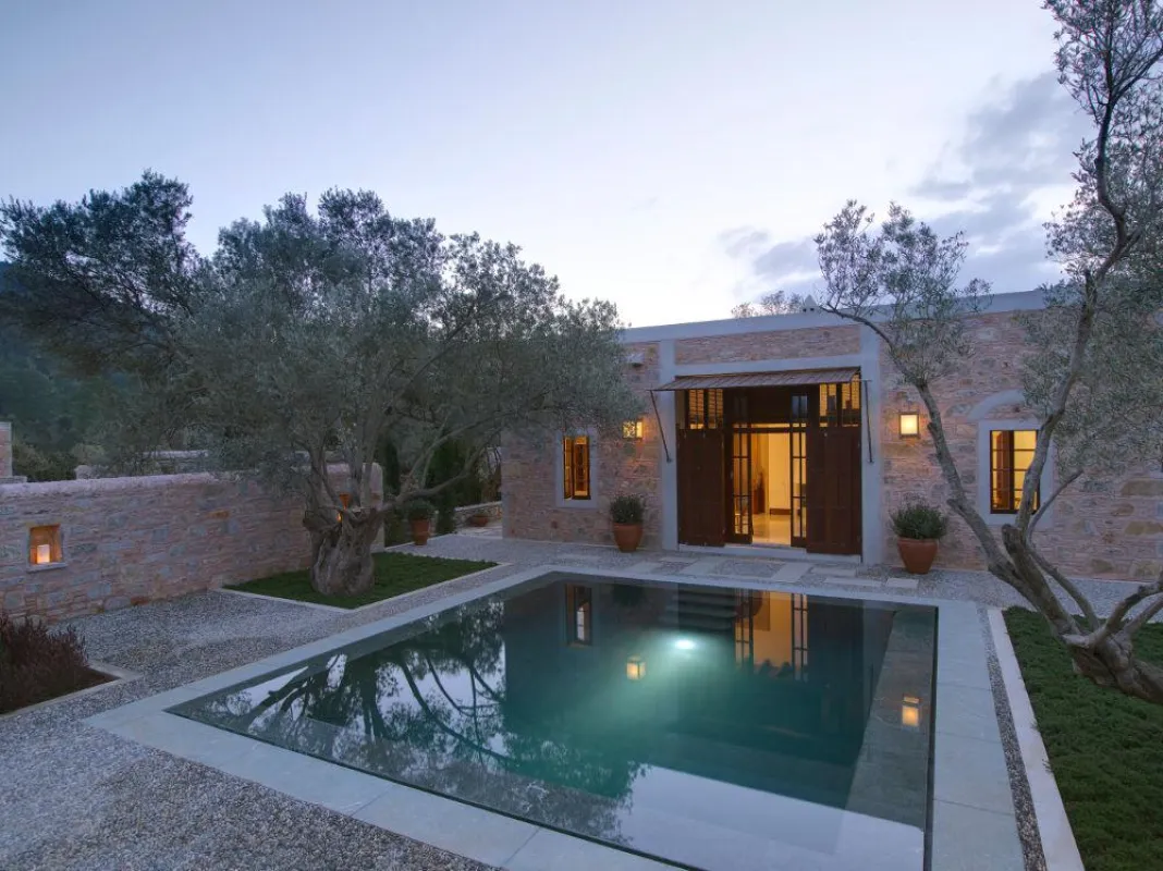 Ein Pavilion mit privatem Pool und Garten