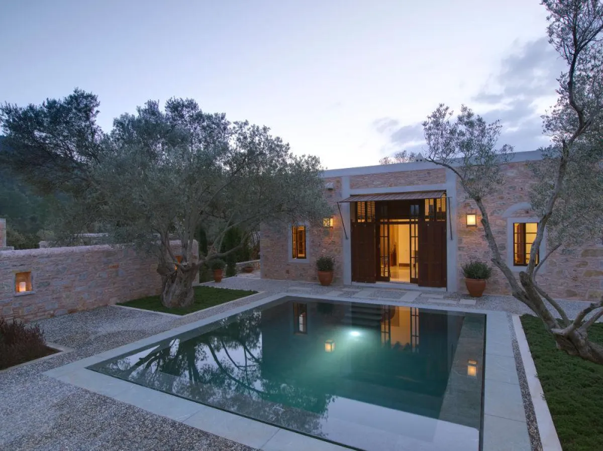 Ein Pavilion mit privatem Pool und Garten