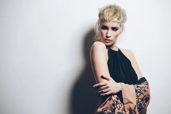 ALLURE – subtiles Farbenspiel. Die neue Frisurenkollektion von JeanLuc Paris. Bild: ALLURE – subtiles Farbenspiel. Die neue Frisurenkollektion von JeanLuc Paris.