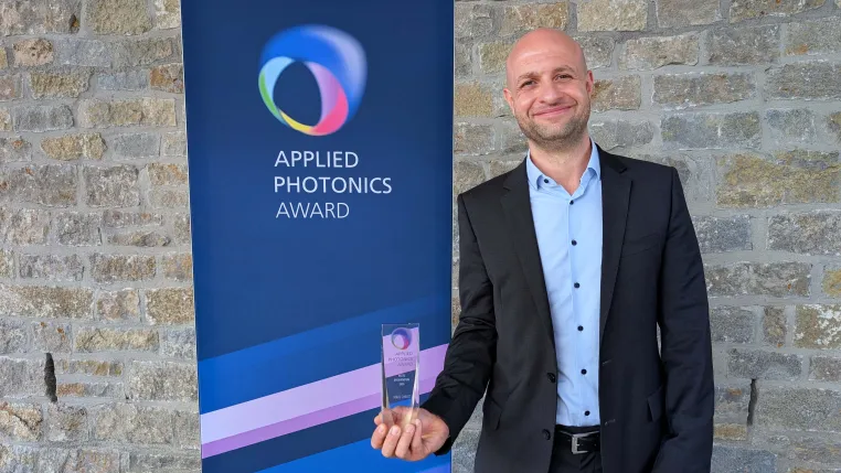 Bild: Marc Christ erhält Applied Photonics Award 2026 für Dissertation zu kompakten atomaren Quantensensoren