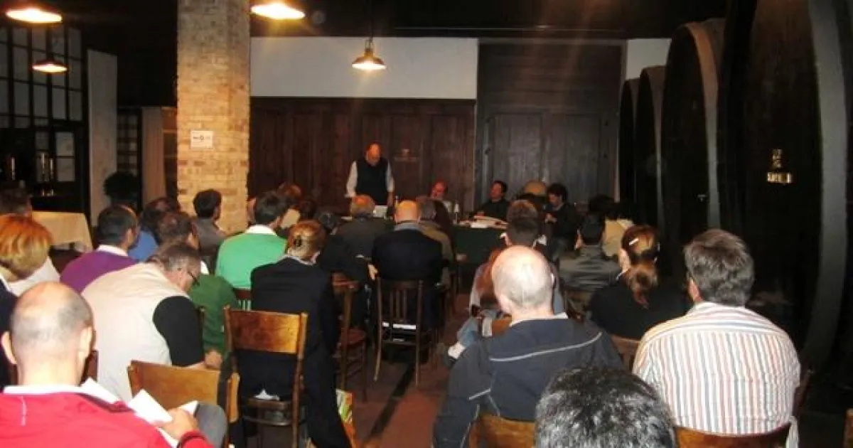 Die multifunktionelle Bottaia von Endrizzi diesmal nicht als Fest- sondern als Plenarsaal bestuhlt für das Meeting von Slow Food