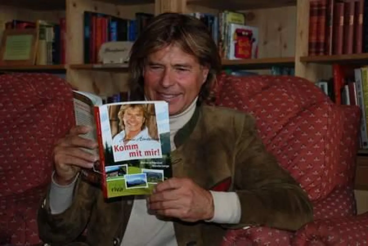 Hansi Hinterseer blättert in seinem Wanderbuch: Die Natur liegt ihm sehr am Herzen. Daran möchte er auch die Leser teilhaben lassen