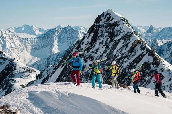Bild: Geballte Ladung Frauenpower bei den KÄSTLE Powder Department Ladies Days am Stubaier Gletscher
