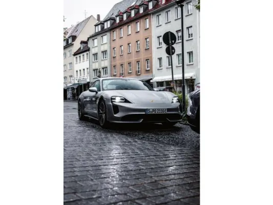 Bild: Ein Sportwagen für den Porsche unter den Hotels: Der Taycan 4S exklusiv beim Hotel Rebstock