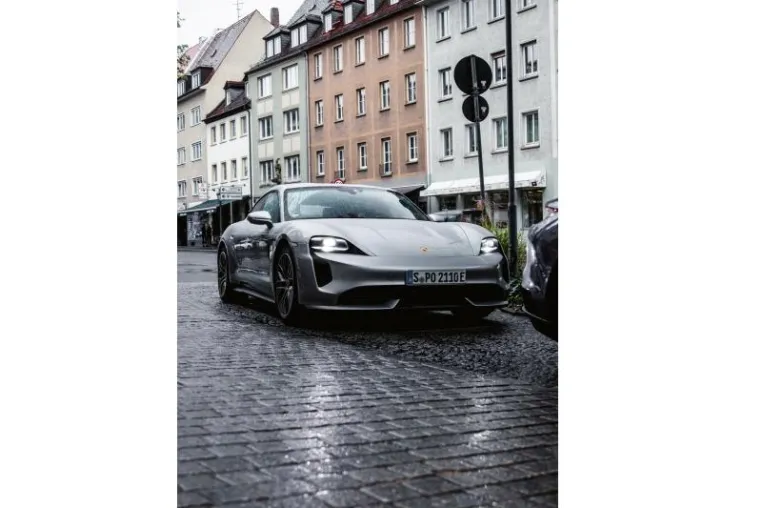 Bild: Ein Sportwagen für den Porsche unter den Hotels: Der Taycan 4S exklusiv beim Hotel Rebstock